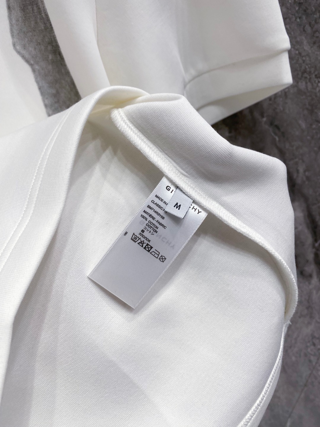 纪梵希 2025秋冬 圆领刺绣短袖T恤打底衫 元素性的Logo徽章凸显休闲时尚魅力,依然独领时尚风骚.内