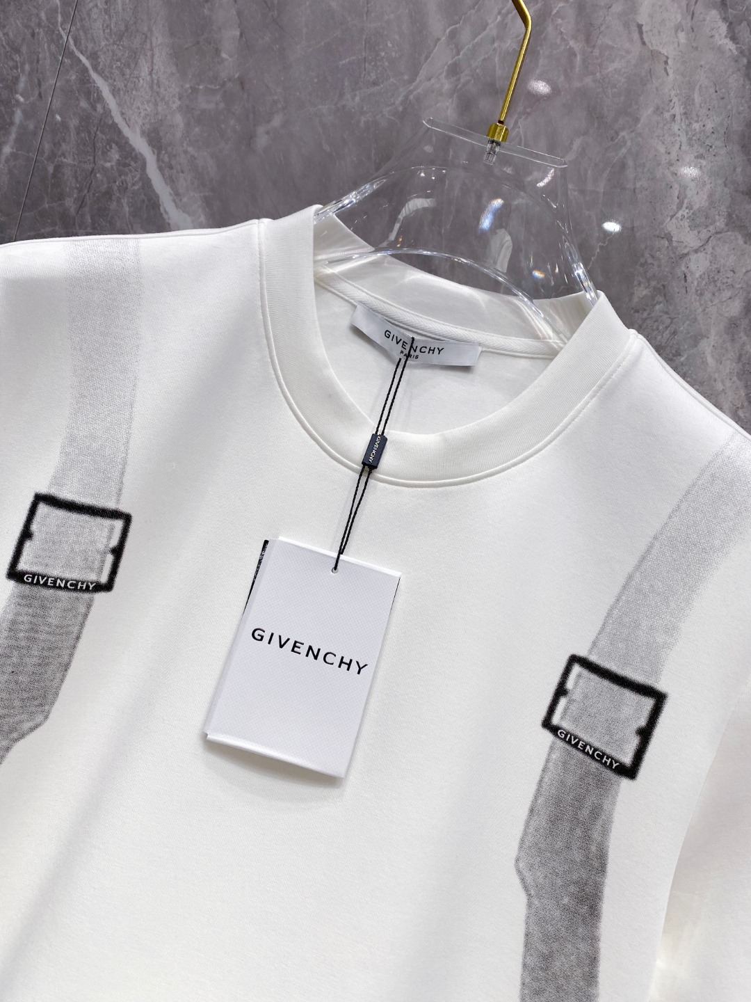 纪梵希 2025秋冬 圆领刺绣短袖T恤打底衫 元素性的Logo徽章凸显休闲时尚魅力,依然独领时尚风骚.内