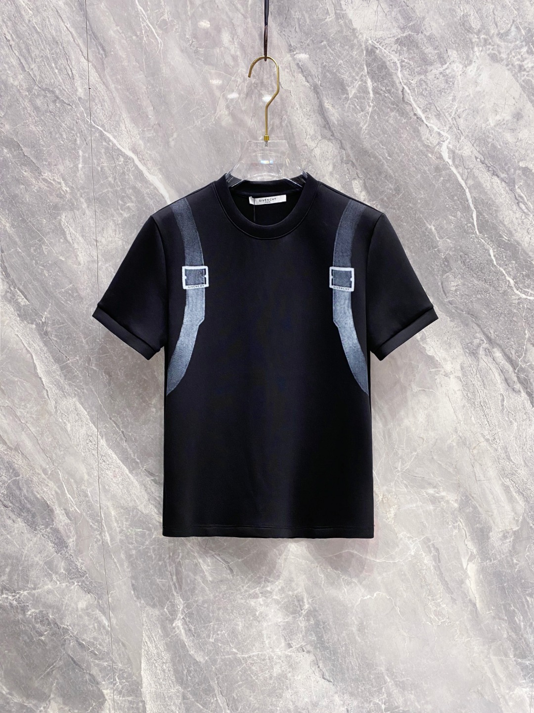 纪梵希 2025秋冬 圆领刺绣短袖T恤打底衫 元素性的Logo徽章凸显休闲时尚魅力,依然独领时尚风骚.内