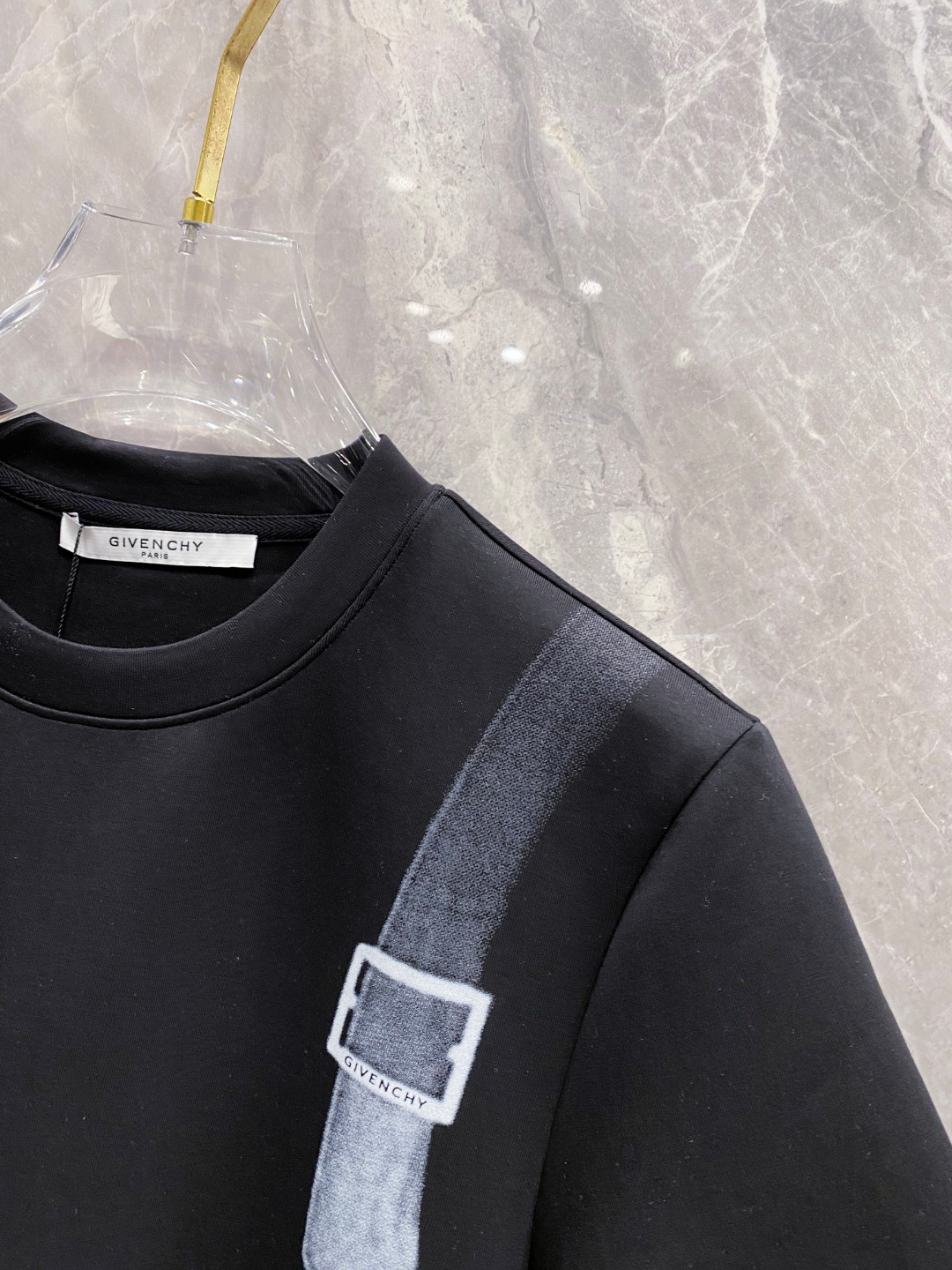 纪梵希 2025秋冬 圆领刺绣短袖T恤打底衫 元素性的Logo徽章凸显休闲时尚魅力,依然独领时尚风骚.内