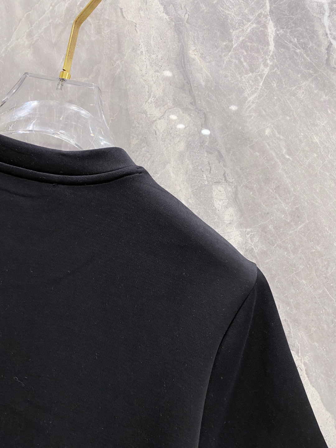 纪梵希 2025秋冬 圆领刺绣短袖T恤打底衫 元素性的Logo徽章凸显休闲时尚魅力,依然独领时尚风骚.内