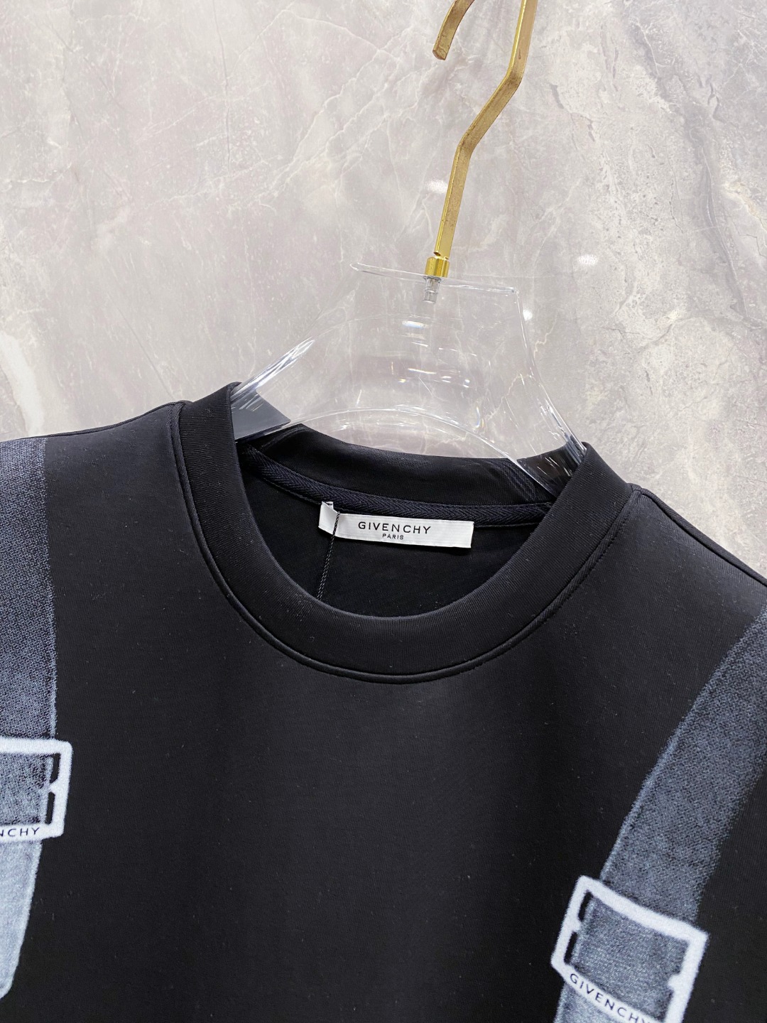 纪梵希 2025秋冬 圆领刺绣短袖T恤打底衫 元素性的Logo徽章凸显休闲时尚魅力,依然独领时尚风骚.内