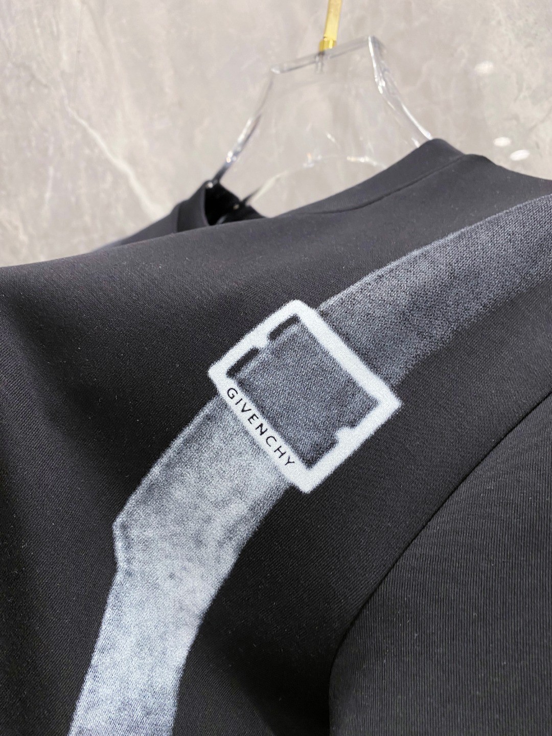 纪梵希 2025秋冬 圆领刺绣短袖T恤打底衫 元素性的Logo徽章凸显休闲时尚魅力,依然独领时尚风骚.内