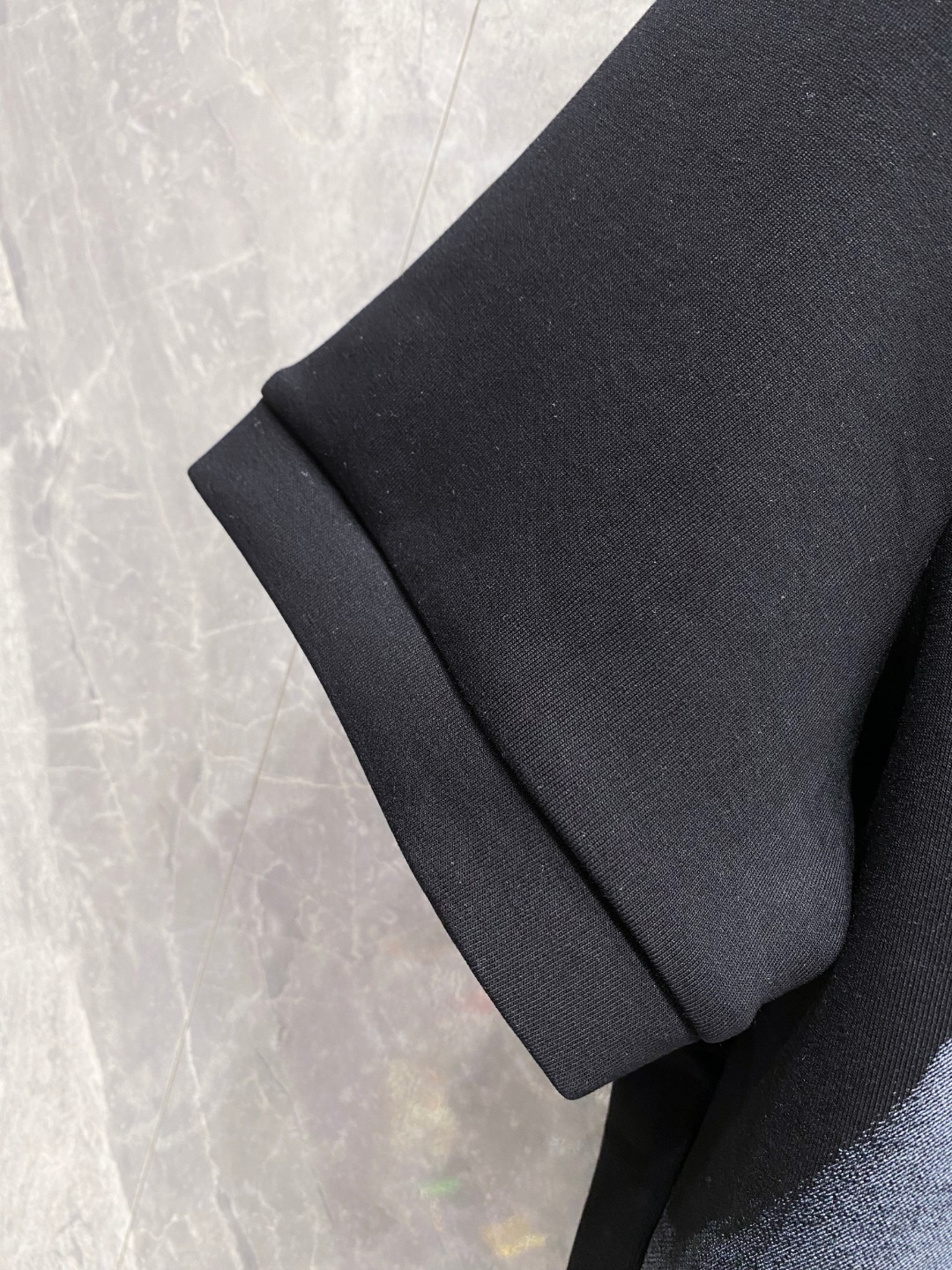 纪梵希 2025秋冬 圆领刺绣短袖T恤打底衫 元素性的Logo徽章凸显休闲时尚魅力,依然独领时尚风骚.内