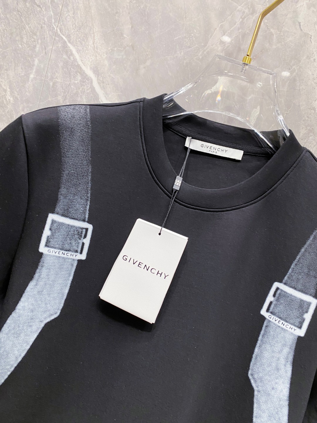 纪梵希 2025秋冬 圆领刺绣短袖T恤打底衫 元素性的Logo徽章凸显休闲时尚魅力,依然独领时尚风骚.内