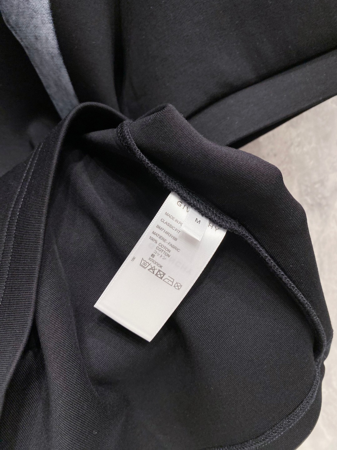 纪梵希 2025秋冬 圆领刺绣短袖T恤打底衫 元素性的Logo徽章凸显休闲时尚魅力,依然独领时尚风骚.内