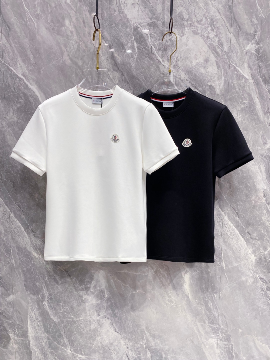 蒙口 2025秋冬 圆领刺绣短袖T恤打底衫 元素性的Logo徽章凸显休闲时尚魅力,依然独领时尚风骚.内搭