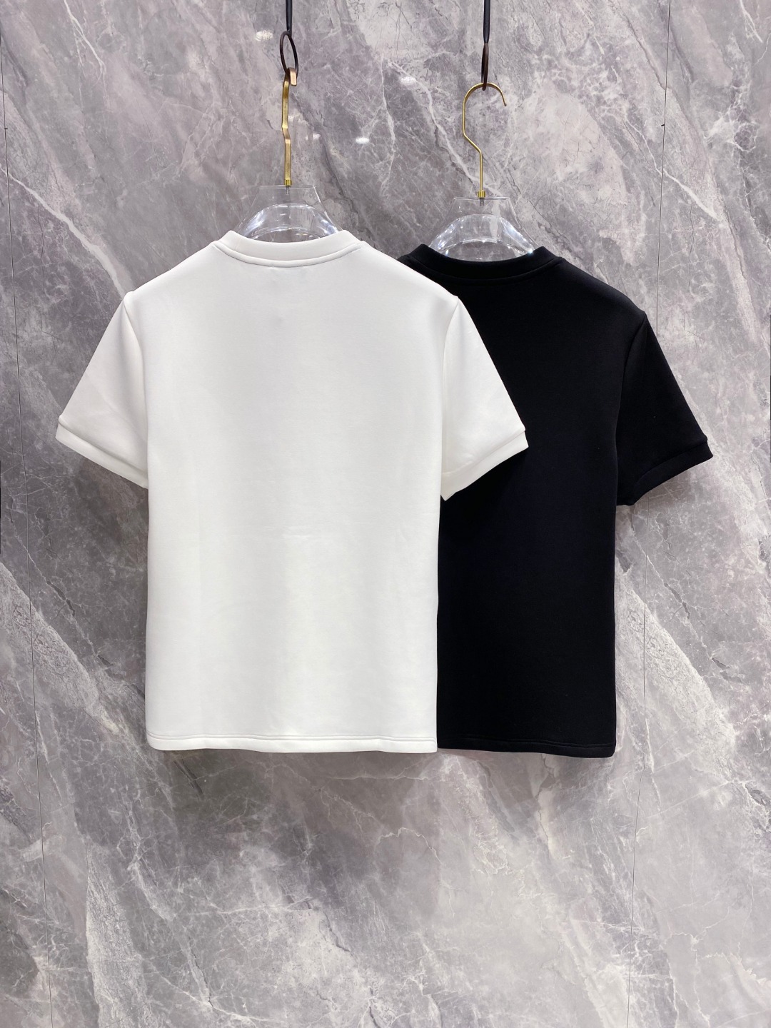 蒙口 2025秋冬 圆领刺绣短袖T恤打底衫 元素性的Logo徽章凸显休闲时尚魅力,依然独领时尚风骚.内搭