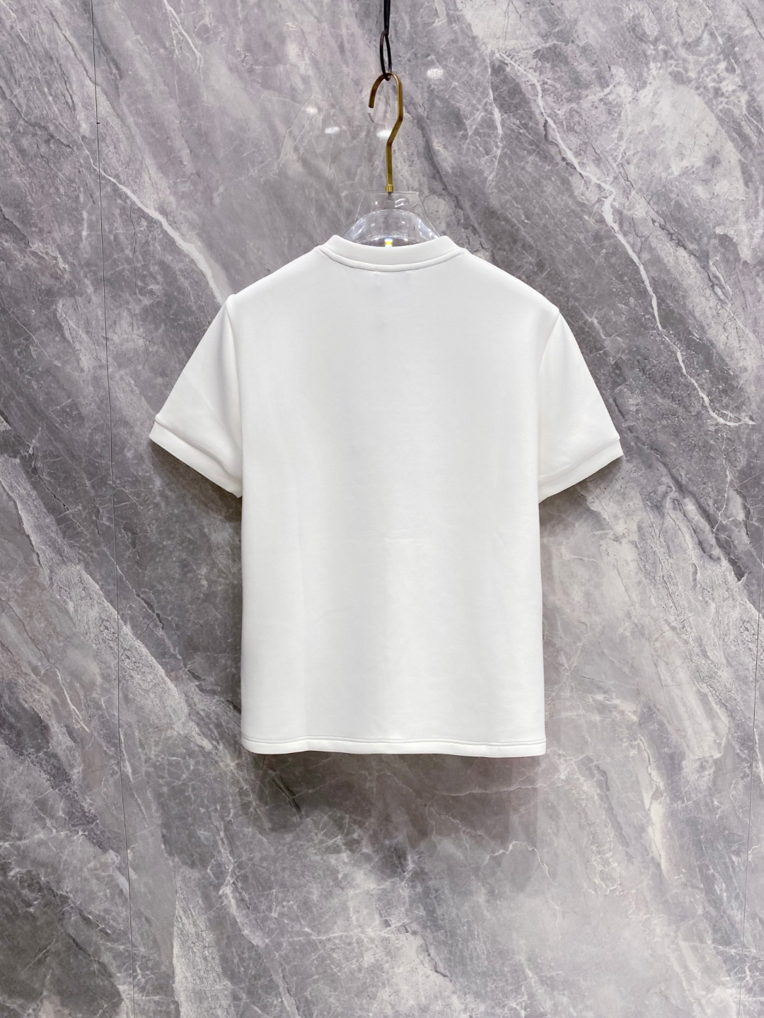 蒙口 2025秋冬 圆领刺绣短袖T恤打底衫 元素性的Logo徽章凸显休闲时尚魅力,依然独领时尚风骚.内搭