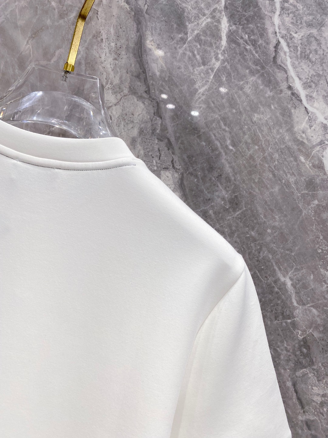 蒙口 2025秋冬 圆领刺绣短袖T恤打底衫 元素性的Logo徽章凸显休闲时尚魅力,依然独领时尚风骚.内搭