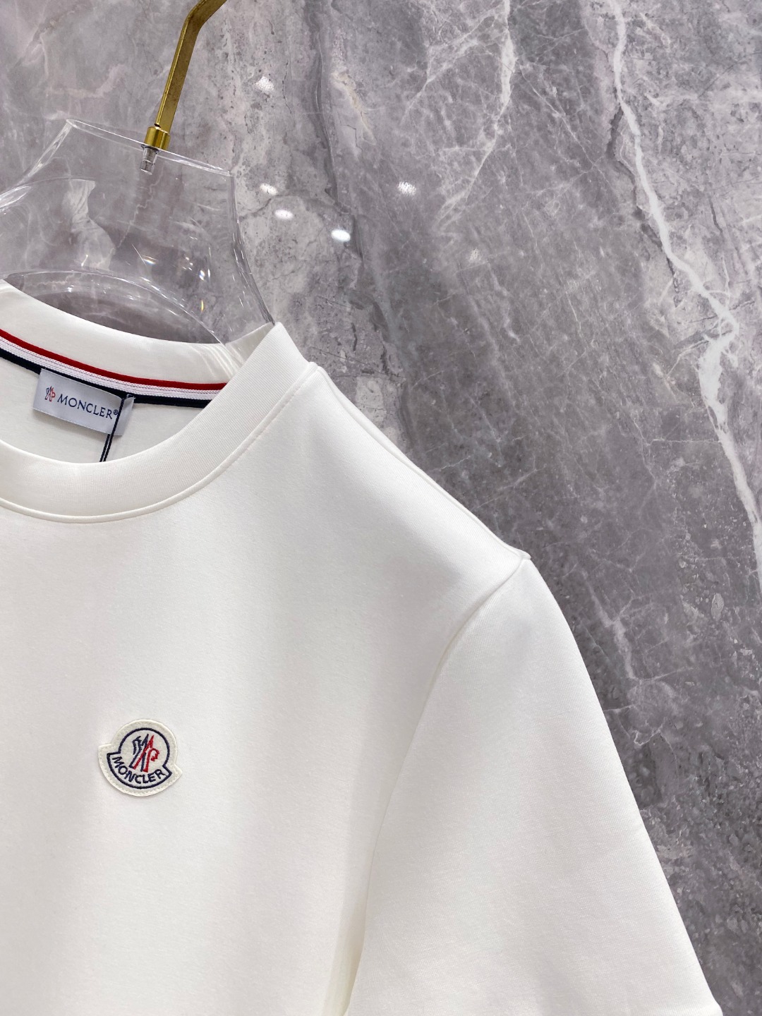 蒙口 2025秋冬 圆领刺绣短袖T恤打底衫 元素性的Logo徽章凸显休闲时尚魅力,依然独领时尚风骚.内搭