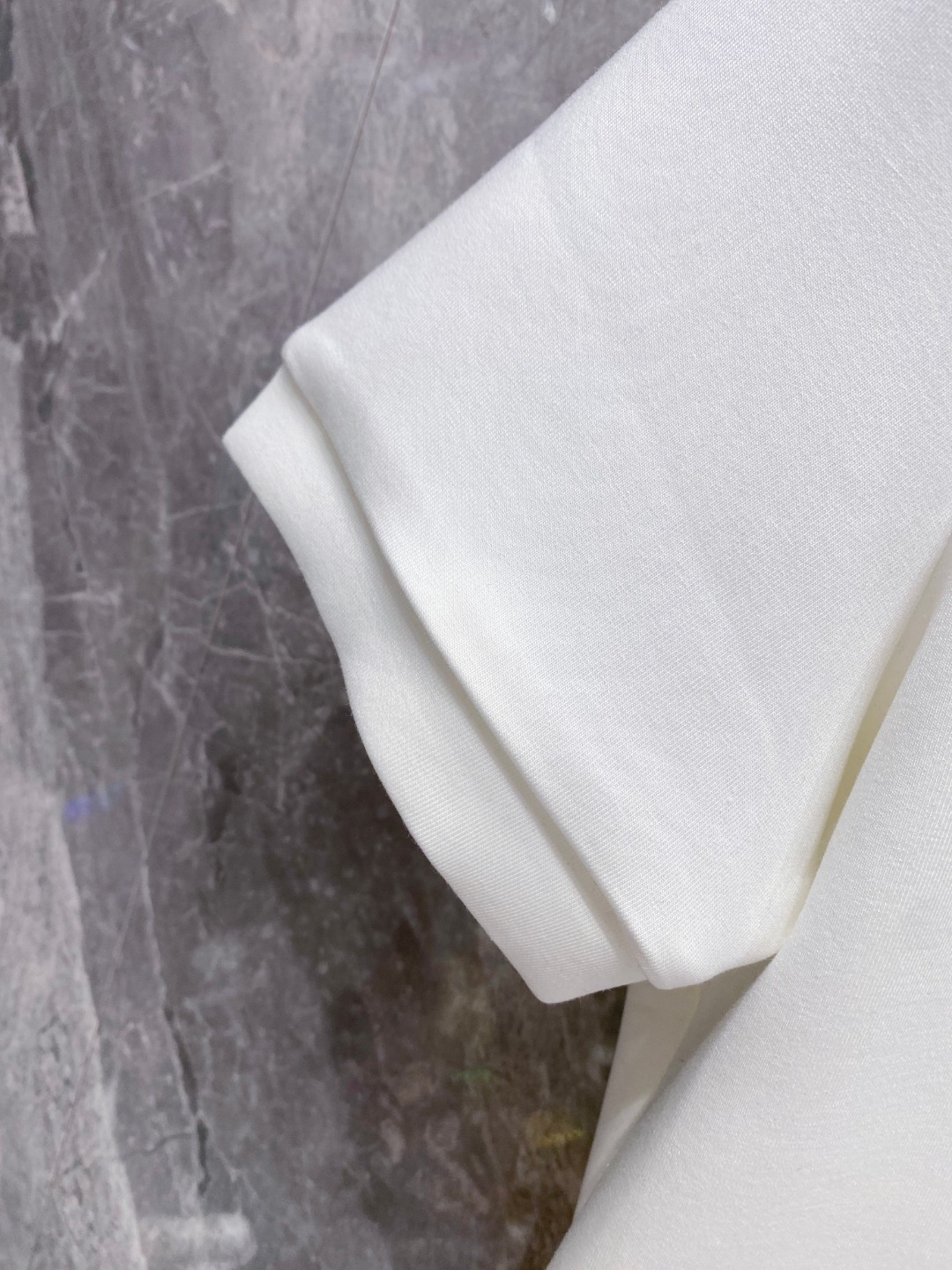 蒙口 2025秋冬 圆领刺绣短袖T恤打底衫 元素性的Logo徽章凸显休闲时尚魅力,依然独领时尚风骚.内搭