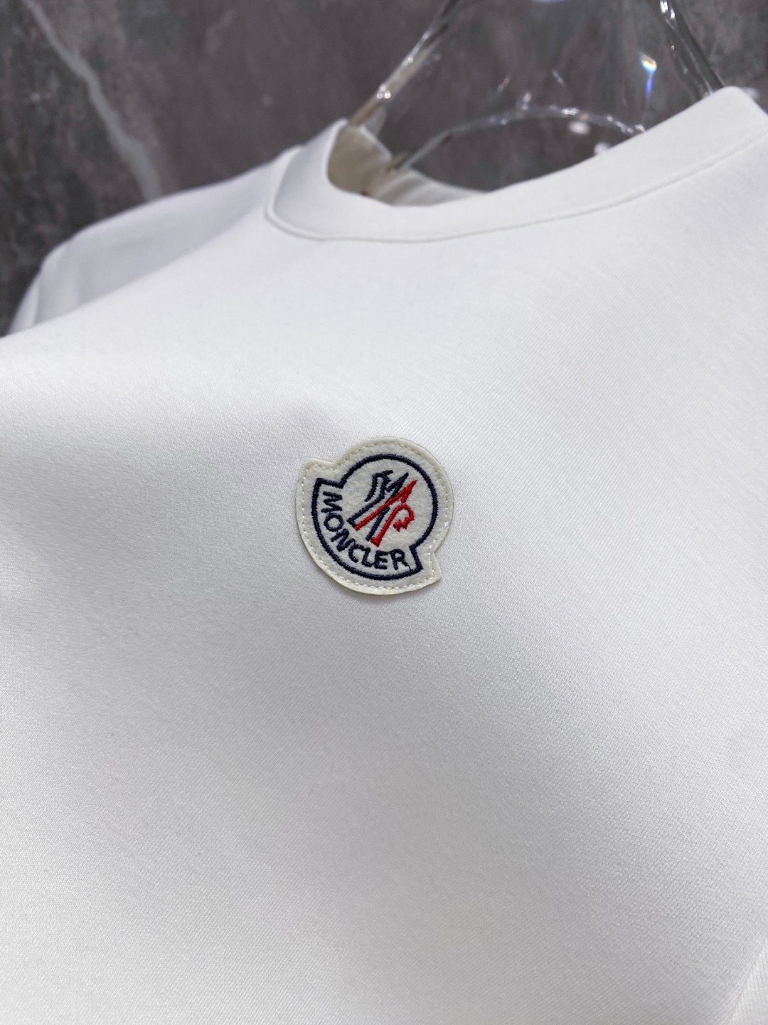 蒙口 2025秋冬 圆领刺绣短袖T恤打底衫 元素性的Logo徽章凸显休闲时尚魅力,依然独领时尚风骚.内搭