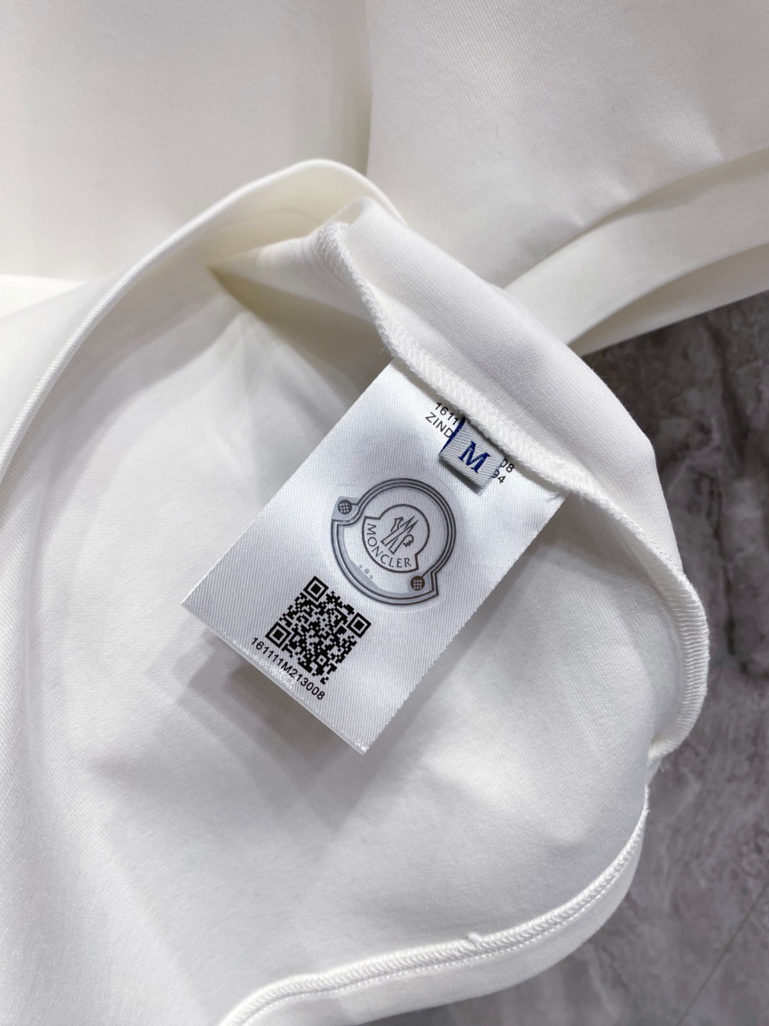 蒙口 2025秋冬 圆领刺绣短袖T恤打底衫 元素性的Logo徽章凸显休闲时尚魅力,依然独领时尚风骚.内搭