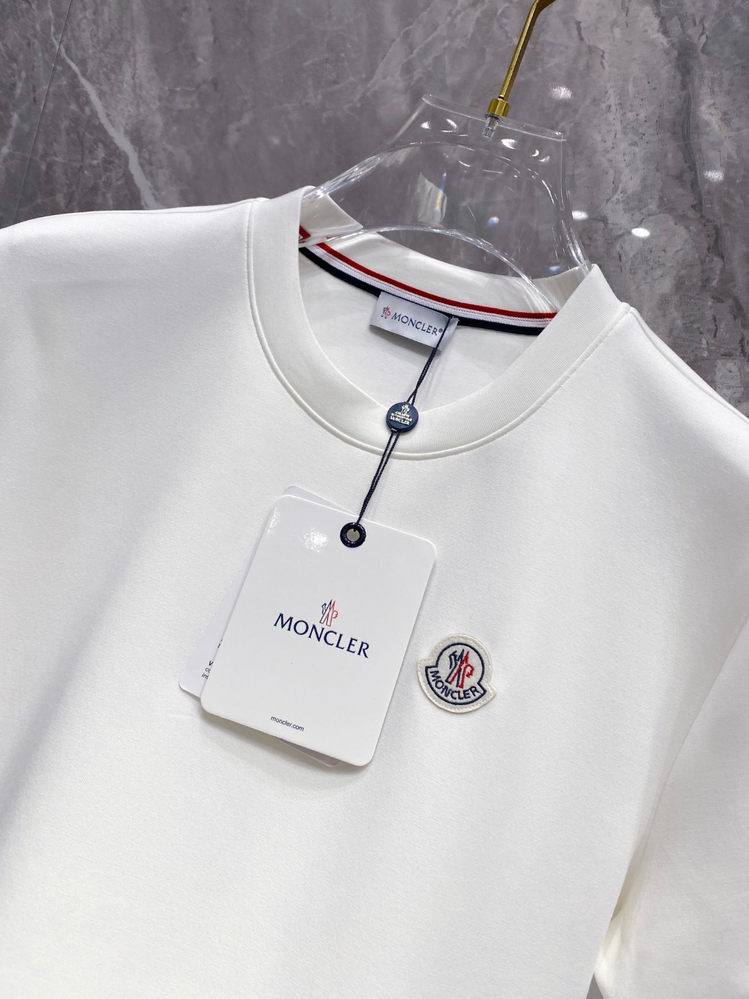 蒙口 2025秋冬 圆领刺绣短袖T恤打底衫 元素性的Logo徽章凸显休闲时尚魅力,依然独领时尚风骚.内搭