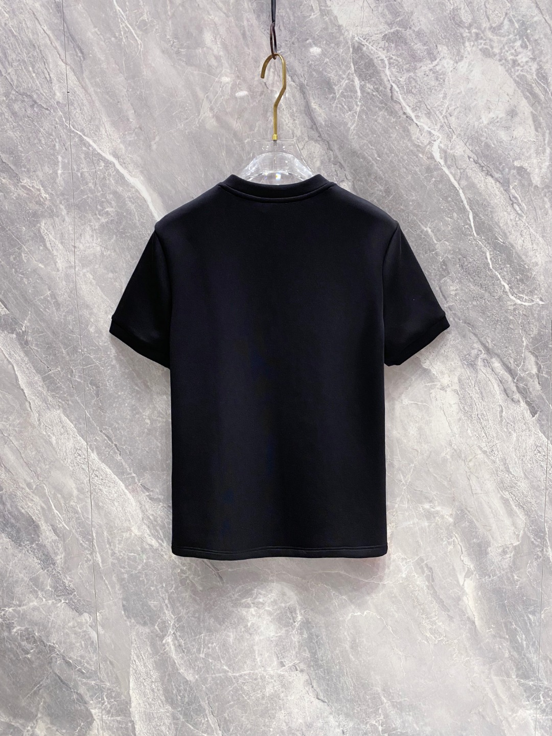 蒙口 2025秋冬 圆领刺绣短袖T恤打底衫 元素性的Logo徽章凸显休闲时尚魅力,依然独领时尚风骚.内搭