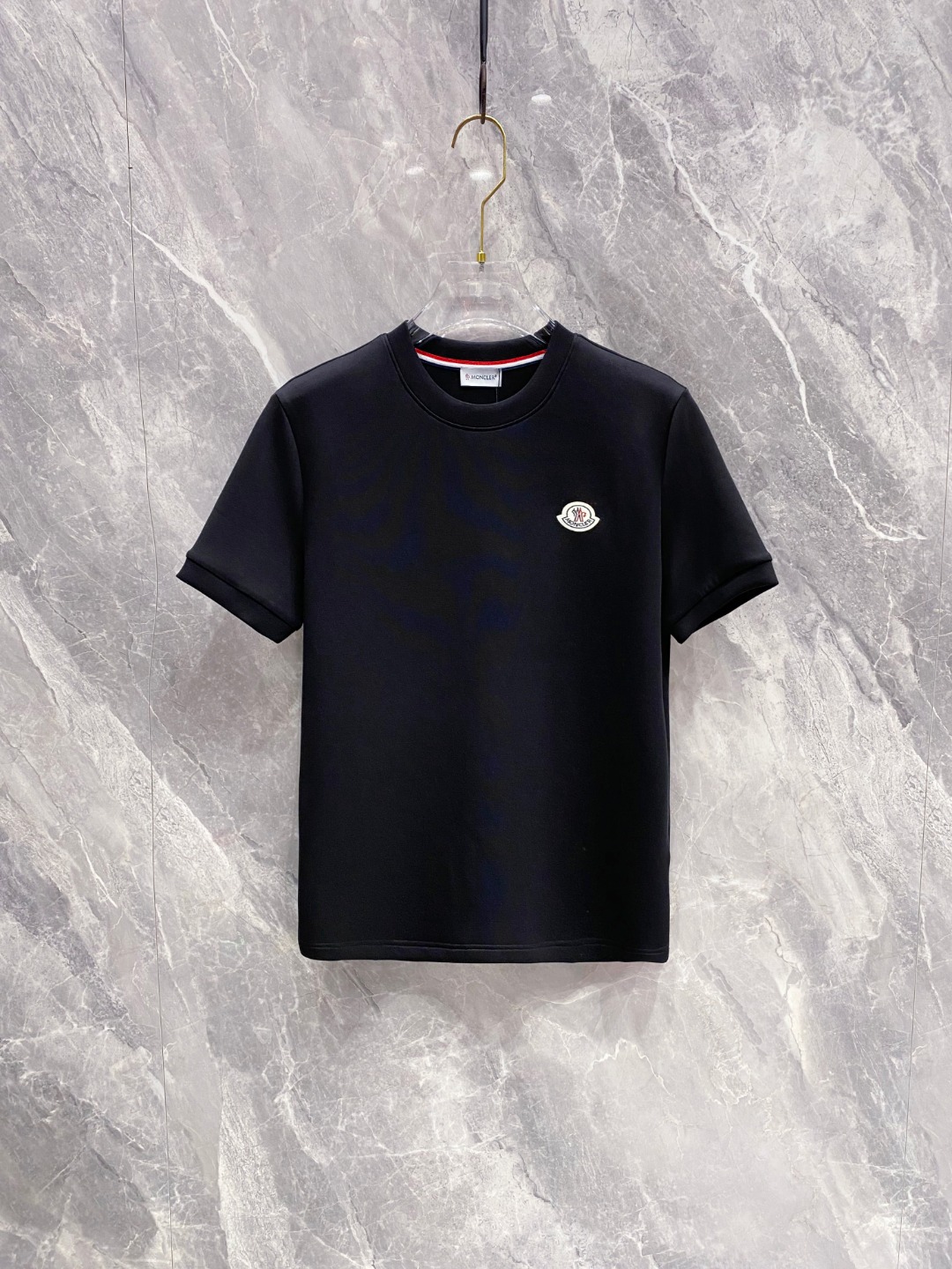 蒙口 2025秋冬 圆领刺绣短袖T恤打底衫 元素性的Logo徽章凸显休闲时尚魅力,依然独领时尚风骚.内搭