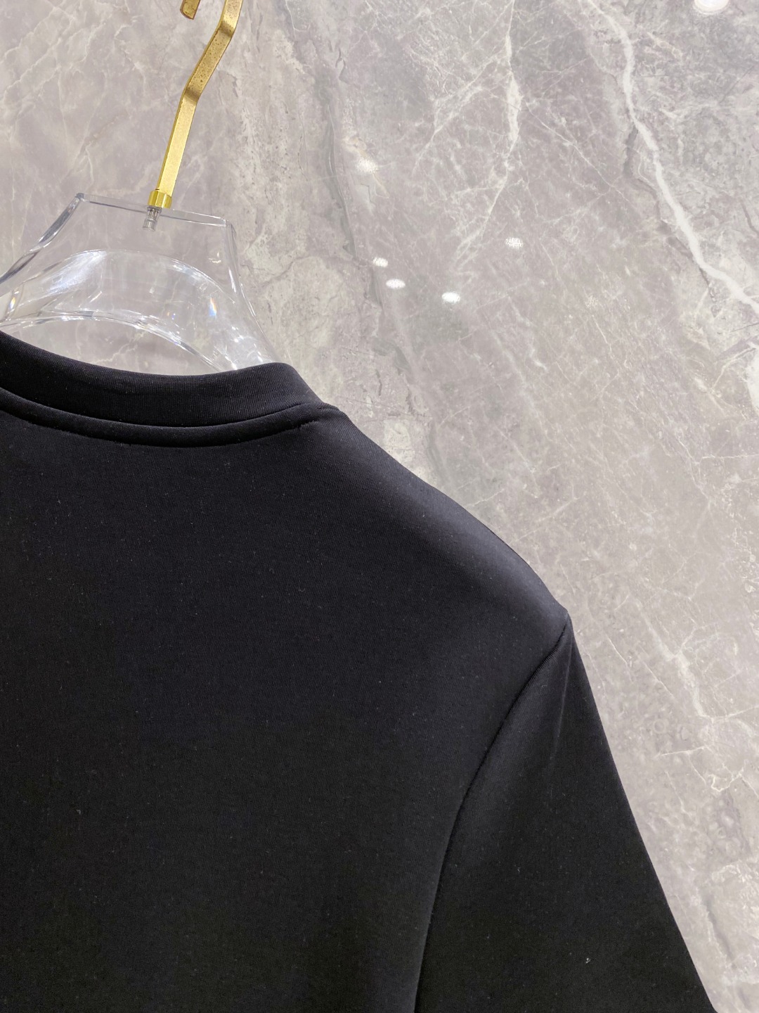 蒙口 2025秋冬 圆领刺绣短袖T恤打底衫 元素性的Logo徽章凸显休闲时尚魅力,依然独领时尚风骚.内搭