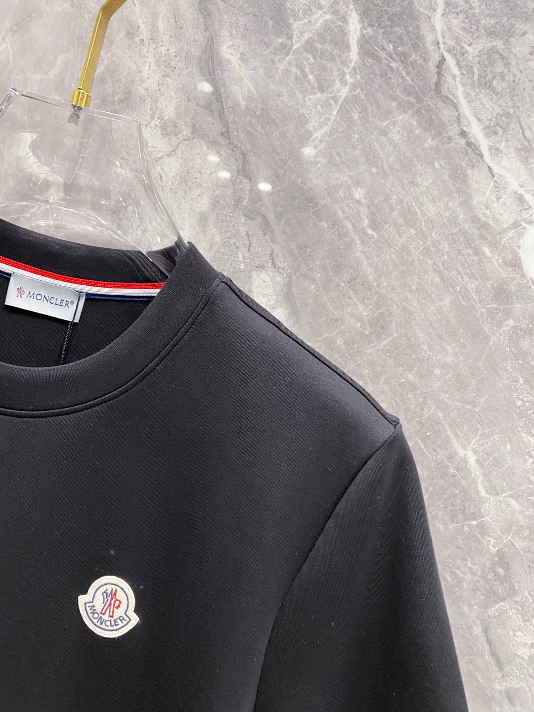 蒙口 2025秋冬 圆领刺绣短袖T恤打底衫 元素性的Logo徽章凸显休闲时尚魅力,依然独领时尚风骚.内搭