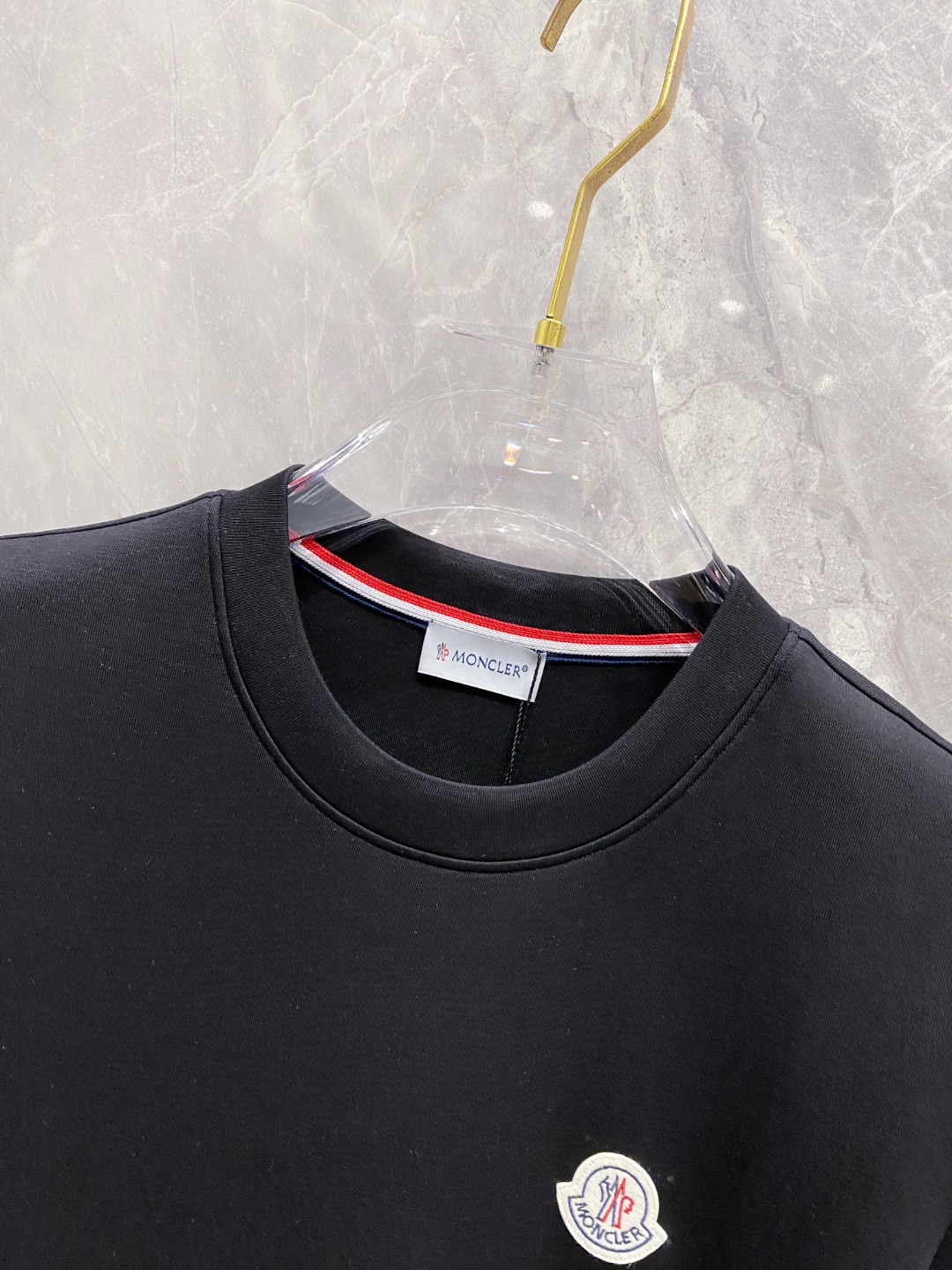 蒙口 2025秋冬 圆领刺绣短袖T恤打底衫 元素性的Logo徽章凸显休闲时尚魅力,依然独领时尚风骚.内搭