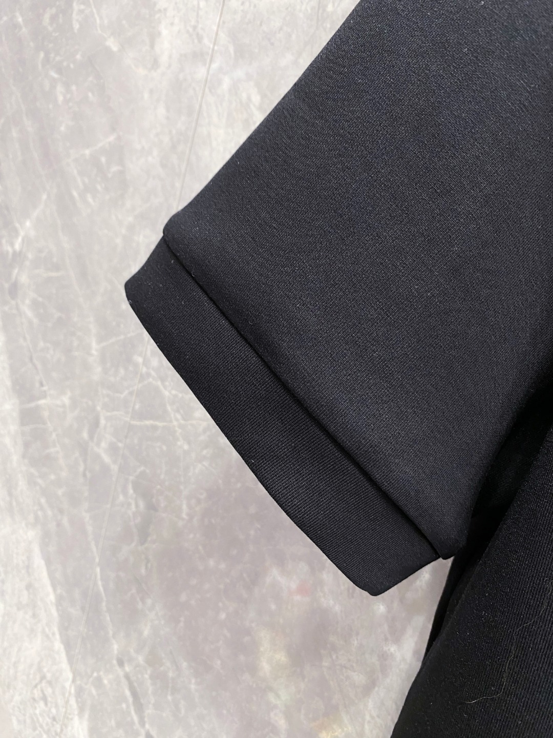 蒙口 2025秋冬 圆领刺绣短袖T恤打底衫 元素性的Logo徽章凸显休闲时尚魅力,依然独领时尚风骚.内搭