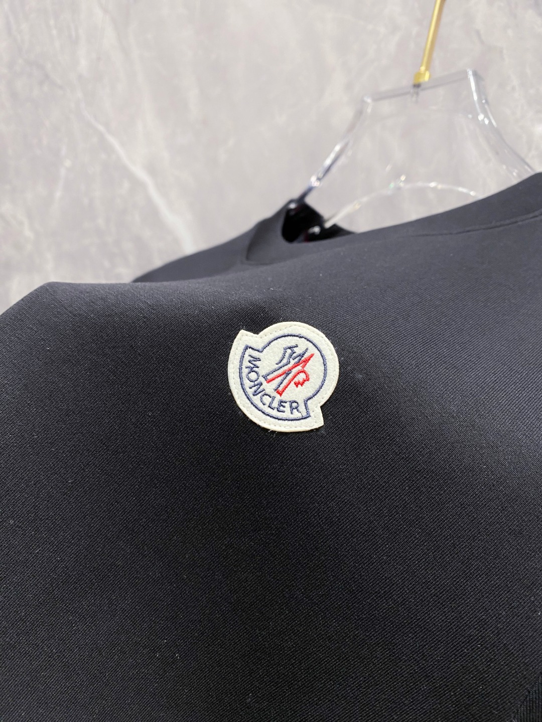 蒙口 2025秋冬 圆领刺绣短袖T恤打底衫 元素性的Logo徽章凸显休闲时尚魅力,依然独领时尚风骚.内搭