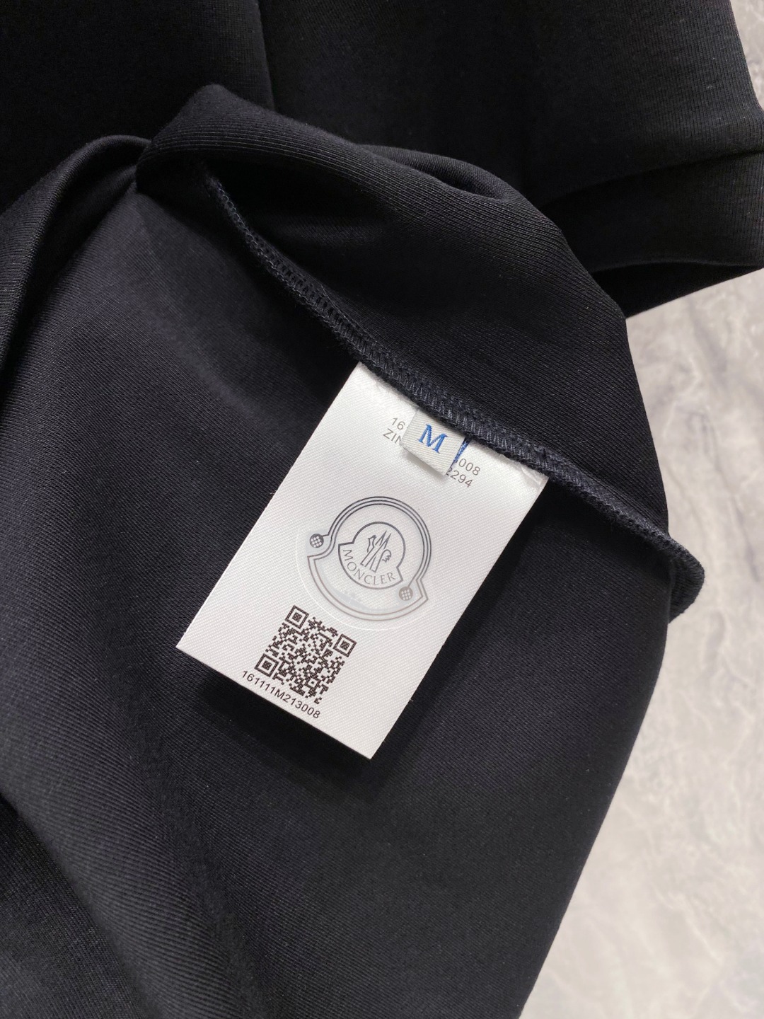 蒙口 2025秋冬 圆领刺绣短袖T恤打底衫 元素性的Logo徽章凸显休闲时尚魅力,依然独领时尚风骚.内搭