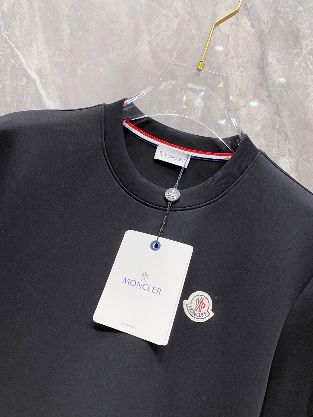 蒙口 2025秋冬 圆领刺绣短袖T恤打底衫 元素性的Logo徽章凸显休闲时尚魅力,依然独领时尚风骚.内搭