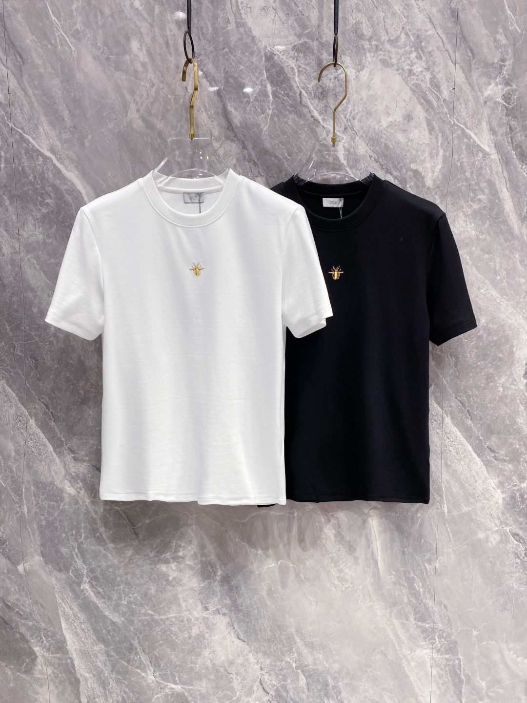 迪奥 2025秋冬 圆领刺绣短袖T恤打底衫 元素性的Logo徽章凸显休闲时尚魅力,依然独领时尚风骚.内搭