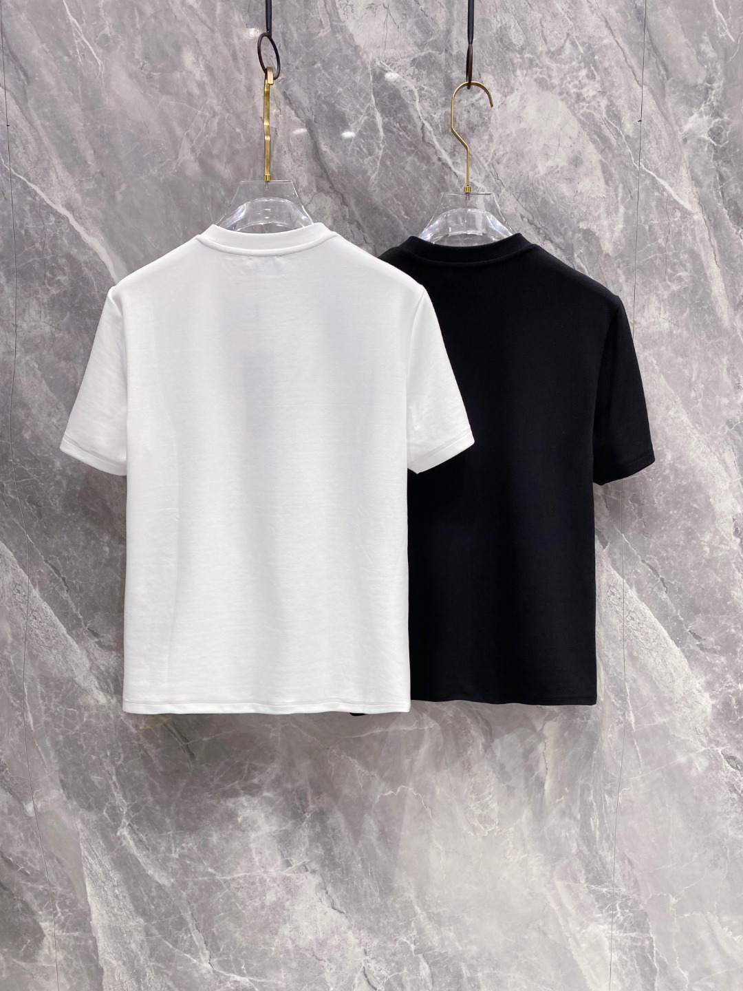 迪奥 2025秋冬 圆领刺绣短袖T恤打底衫 元素性的Logo徽章凸显休闲时尚魅力,依然独领时尚风骚.内搭