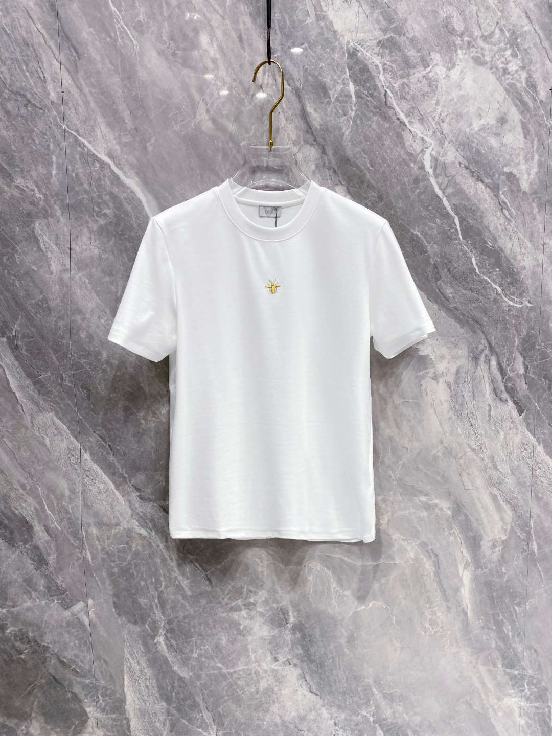 迪奥 2025秋冬 圆领刺绣短袖T恤打底衫 元素性的Logo徽章凸显休闲时尚魅力,依然独领时尚风骚.内搭