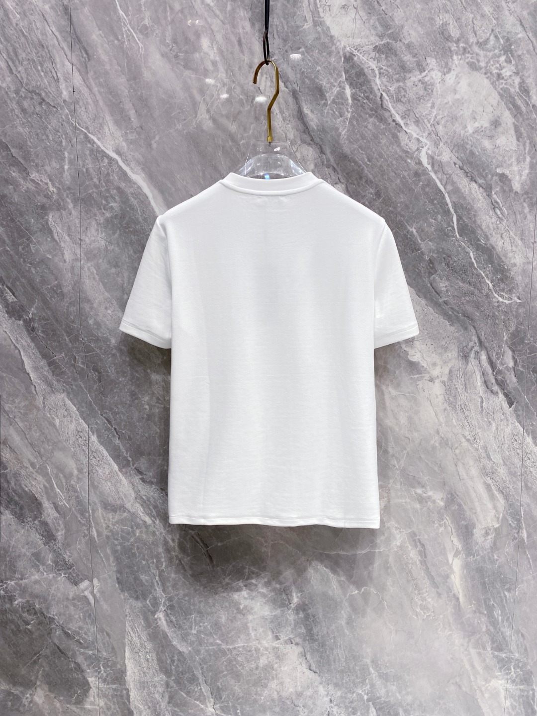 迪奥 2025秋冬 圆领刺绣短袖T恤打底衫 元素性的Logo徽章凸显休闲时尚魅力,依然独领时尚风骚.内搭