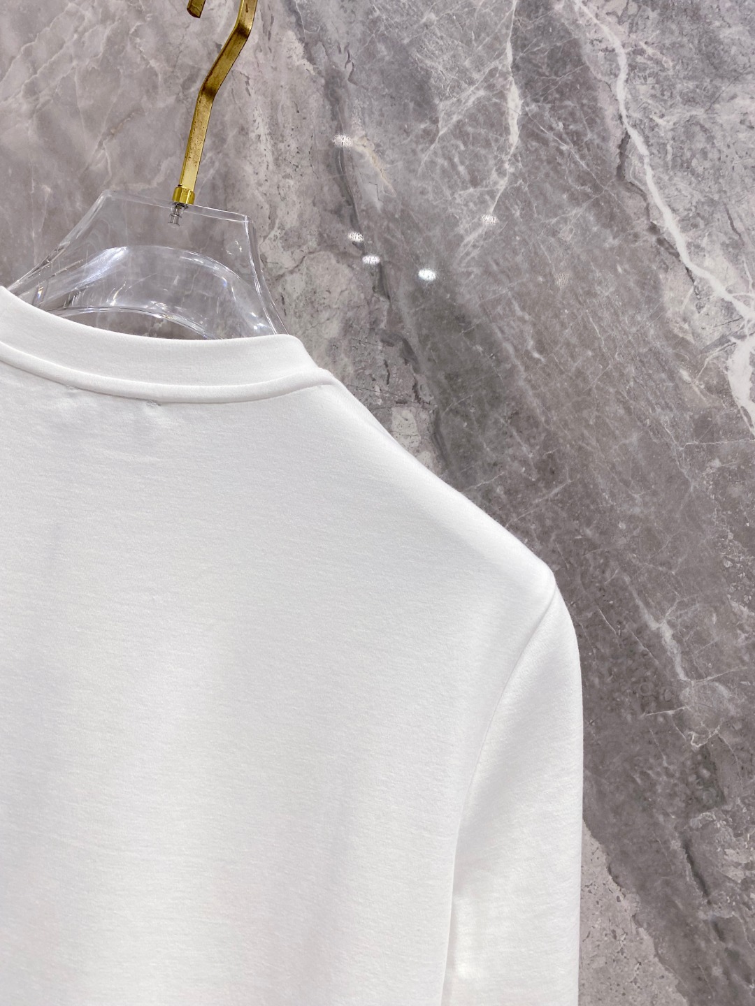 迪奥 2025秋冬 圆领刺绣短袖T恤打底衫 元素性的Logo徽章凸显休闲时尚魅力,依然独领时尚风骚.内搭