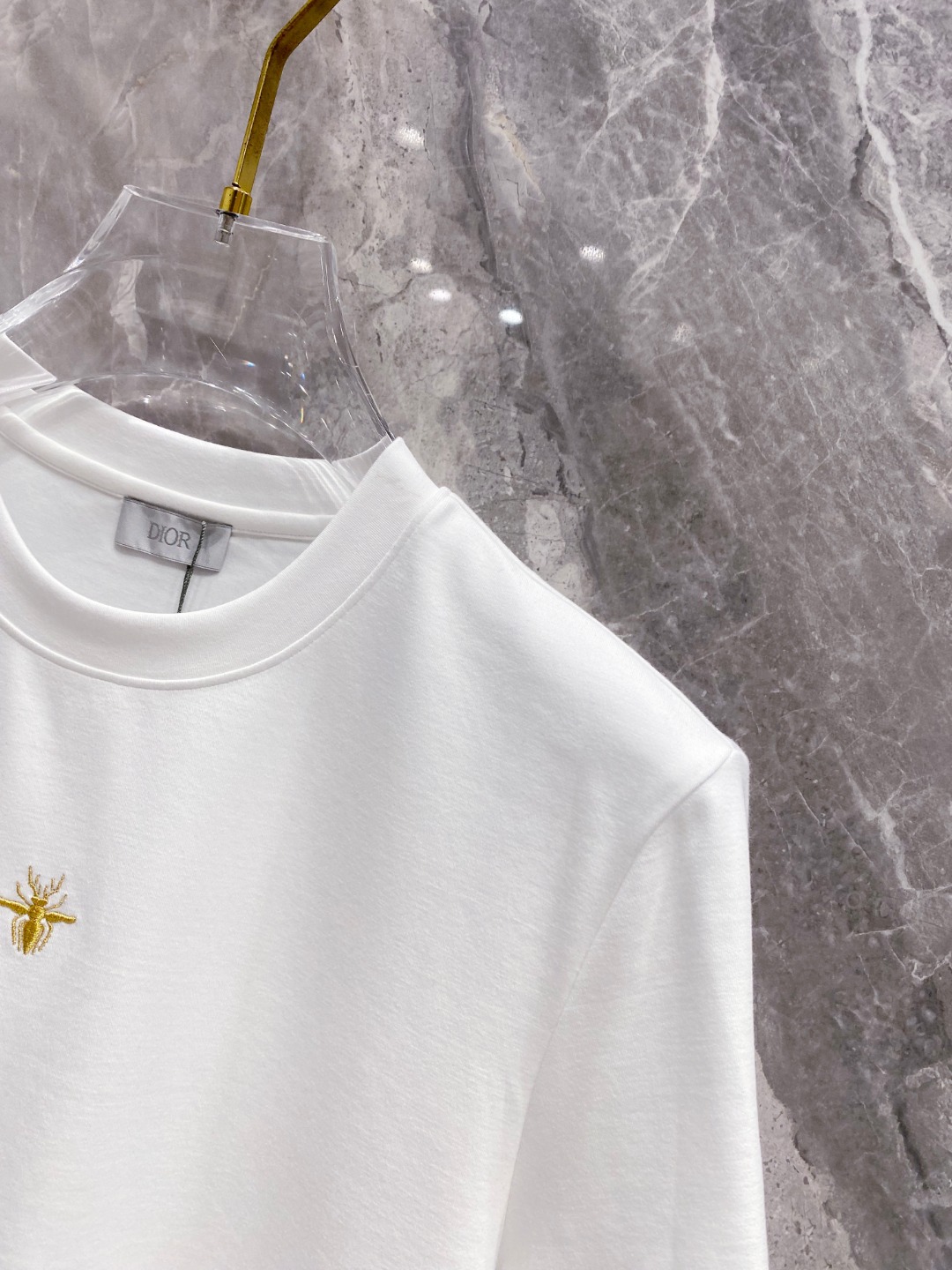 迪奥 2025秋冬 圆领刺绣短袖T恤打底衫 元素性的Logo徽章凸显休闲时尚魅力,依然独领时尚风骚.内搭