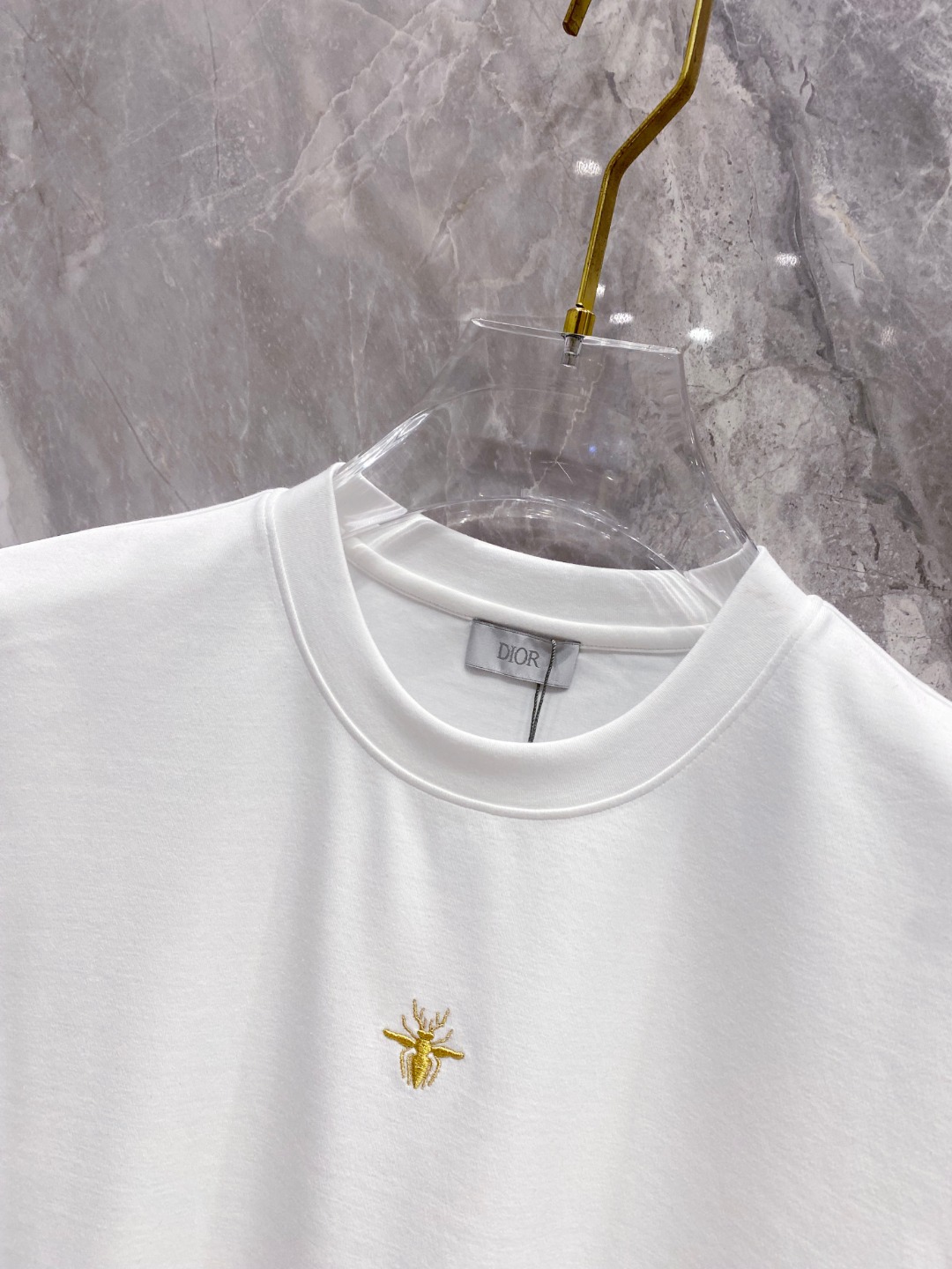 迪奥 2025秋冬 圆领刺绣短袖T恤打底衫 元素性的Logo徽章凸显休闲时尚魅力,依然独领时尚风骚.内搭