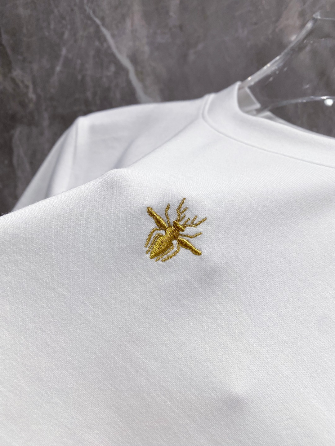 迪奥 2025秋冬 圆领刺绣短袖T恤打底衫 元素性的Logo徽章凸显休闲时尚魅力,依然独领时尚风骚.内搭