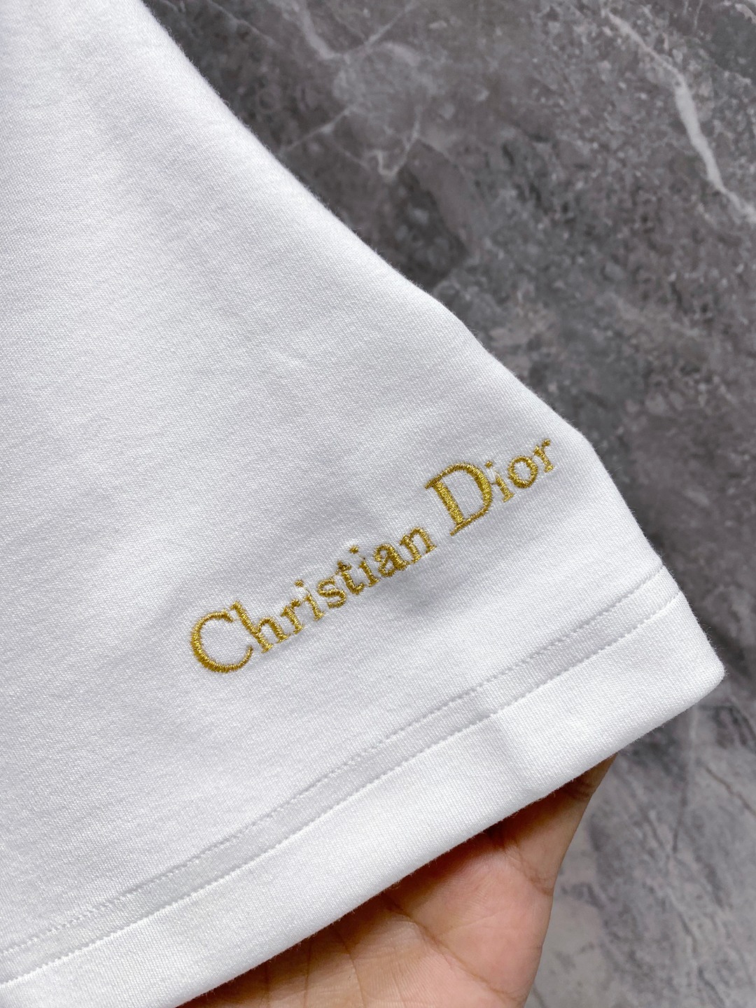 迪奥 2025秋冬 圆领刺绣短袖T恤打底衫 元素性的Logo徽章凸显休闲时尚魅力,依然独领时尚风骚.内搭