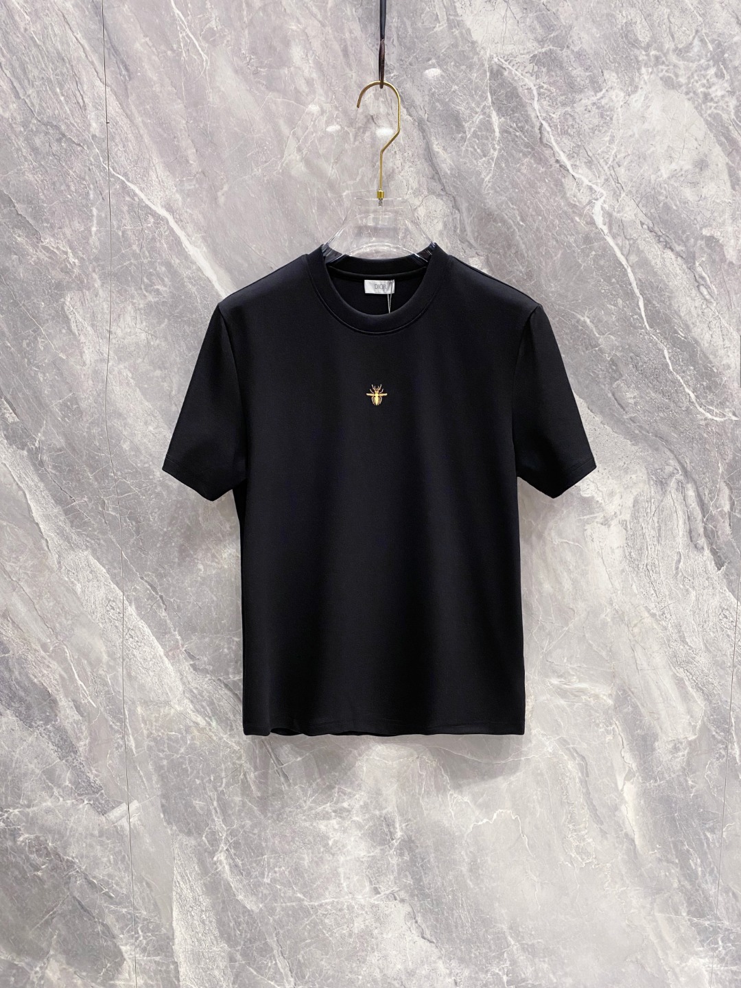 迪奥 2025秋冬 圆领刺绣短袖T恤打底衫 元素性的Logo徽章凸显休闲时尚魅力,依然独领时尚风骚.内搭