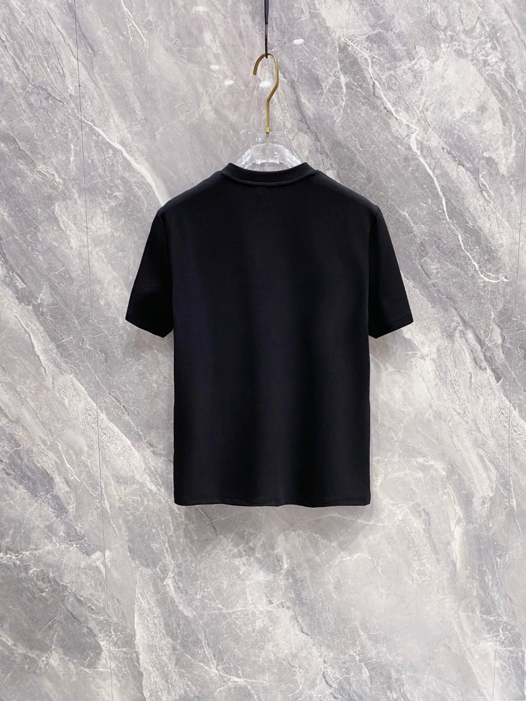 迪奥 2025秋冬 圆领刺绣短袖T恤打底衫 元素性的Logo徽章凸显休闲时尚魅力,依然独领时尚风骚.内搭