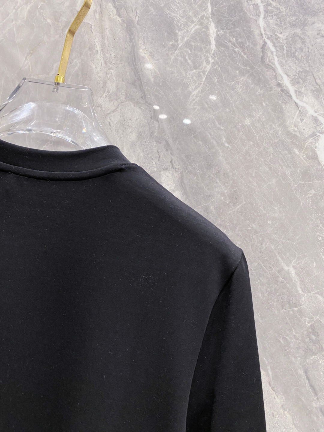 迪奥 2025秋冬 圆领刺绣短袖T恤打底衫 元素性的Logo徽章凸显休闲时尚魅力,依然独领时尚风骚.内搭