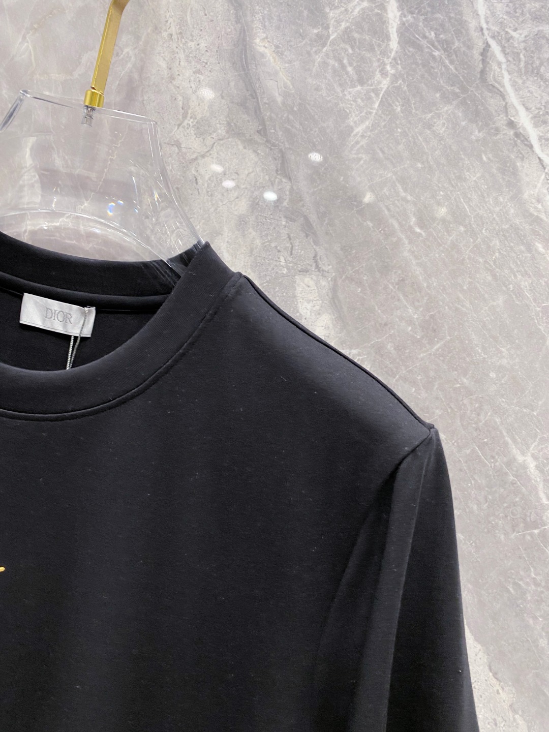 迪奥 2025秋冬 圆领刺绣短袖T恤打底衫 元素性的Logo徽章凸显休闲时尚魅力,依然独领时尚风骚.内搭