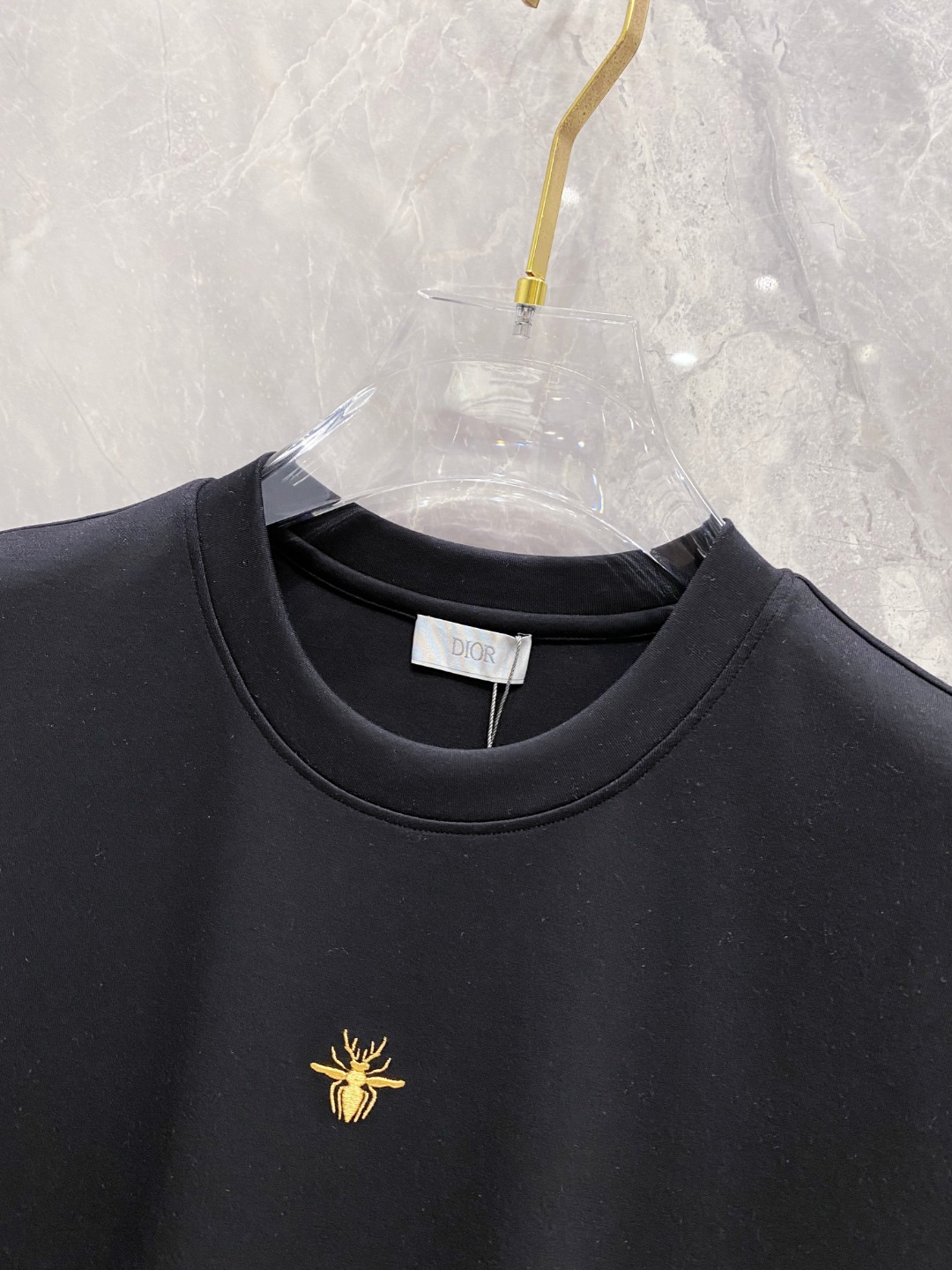 迪奥 2025秋冬 圆领刺绣短袖T恤打底衫 元素性的Logo徽章凸显休闲时尚魅力,依然独领时尚风骚.内搭