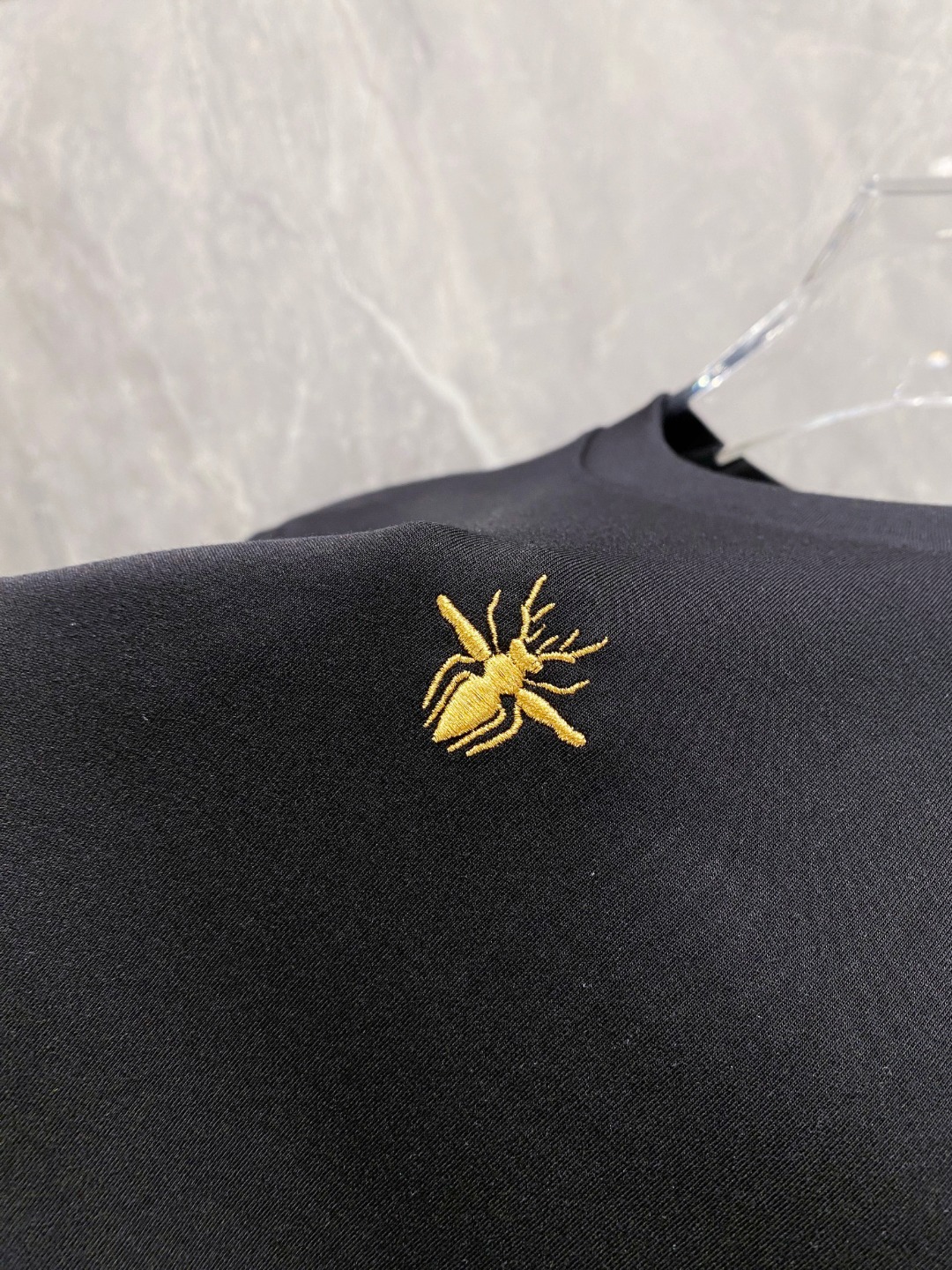 迪奥 2025秋冬 圆领刺绣短袖T恤打底衫 元素性的Logo徽章凸显休闲时尚魅力,依然独领时尚风骚.内搭