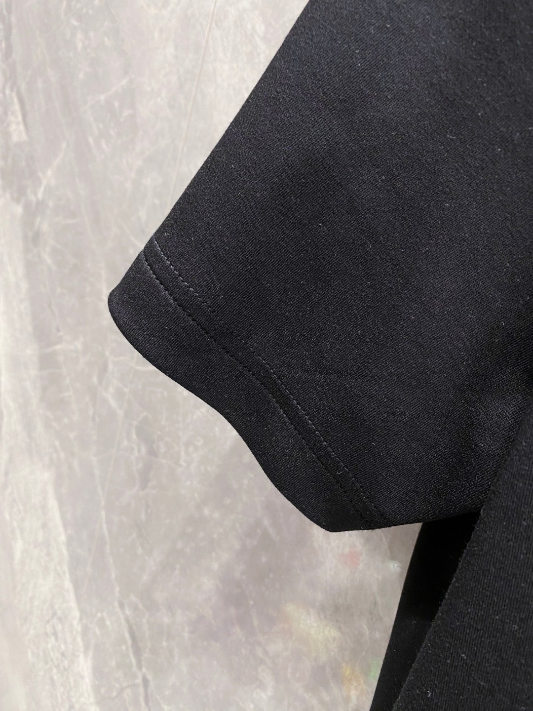 迪奥 2025秋冬 圆领刺绣短袖T恤打底衫 元素性的Logo徽章凸显休闲时尚魅力,依然独领时尚风骚.内搭