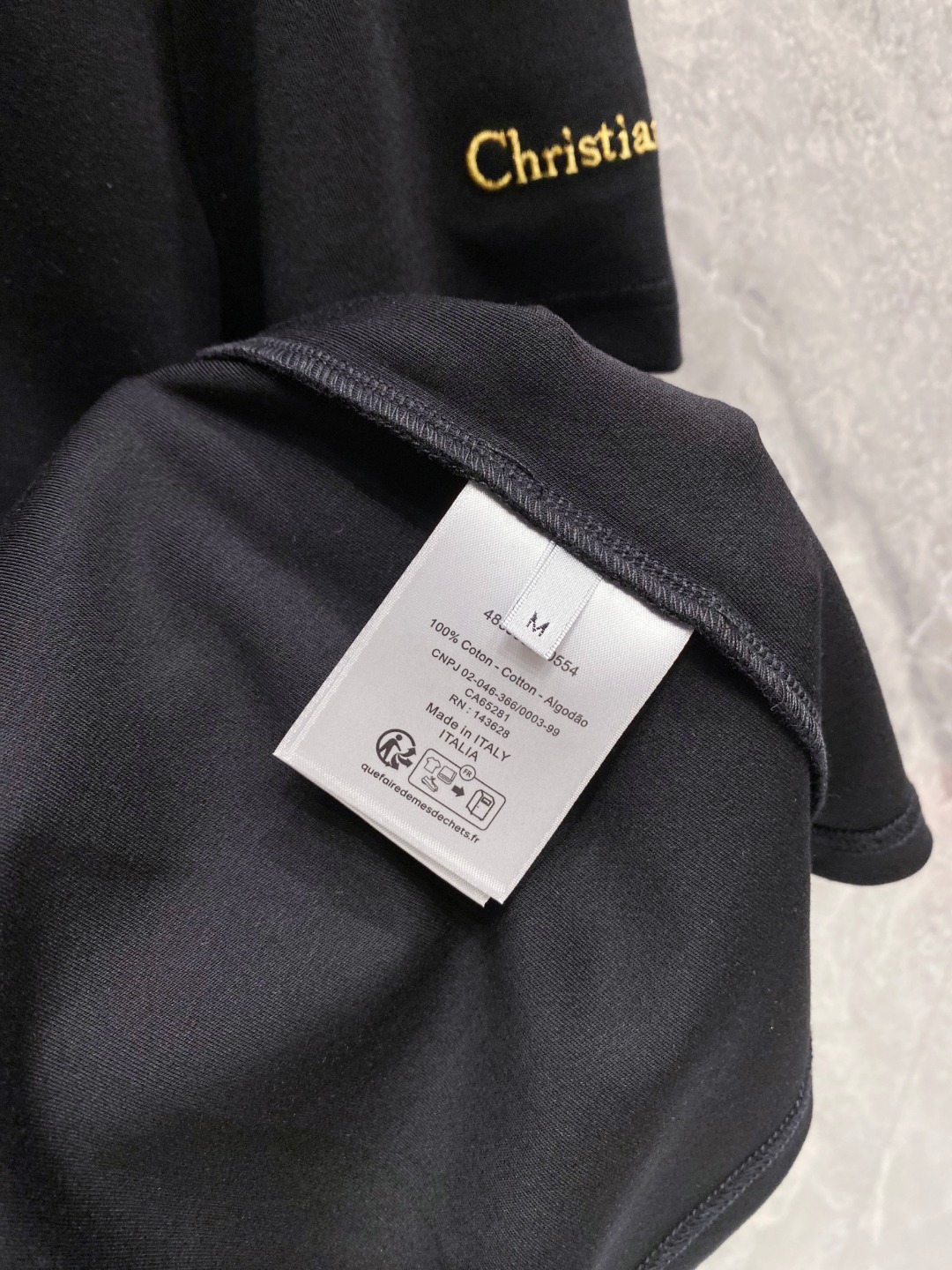 迪奥 2025秋冬 圆领刺绣短袖T恤打底衫 元素性的Logo徽章凸显休闲时尚魅力,依然独领时尚风骚.内搭