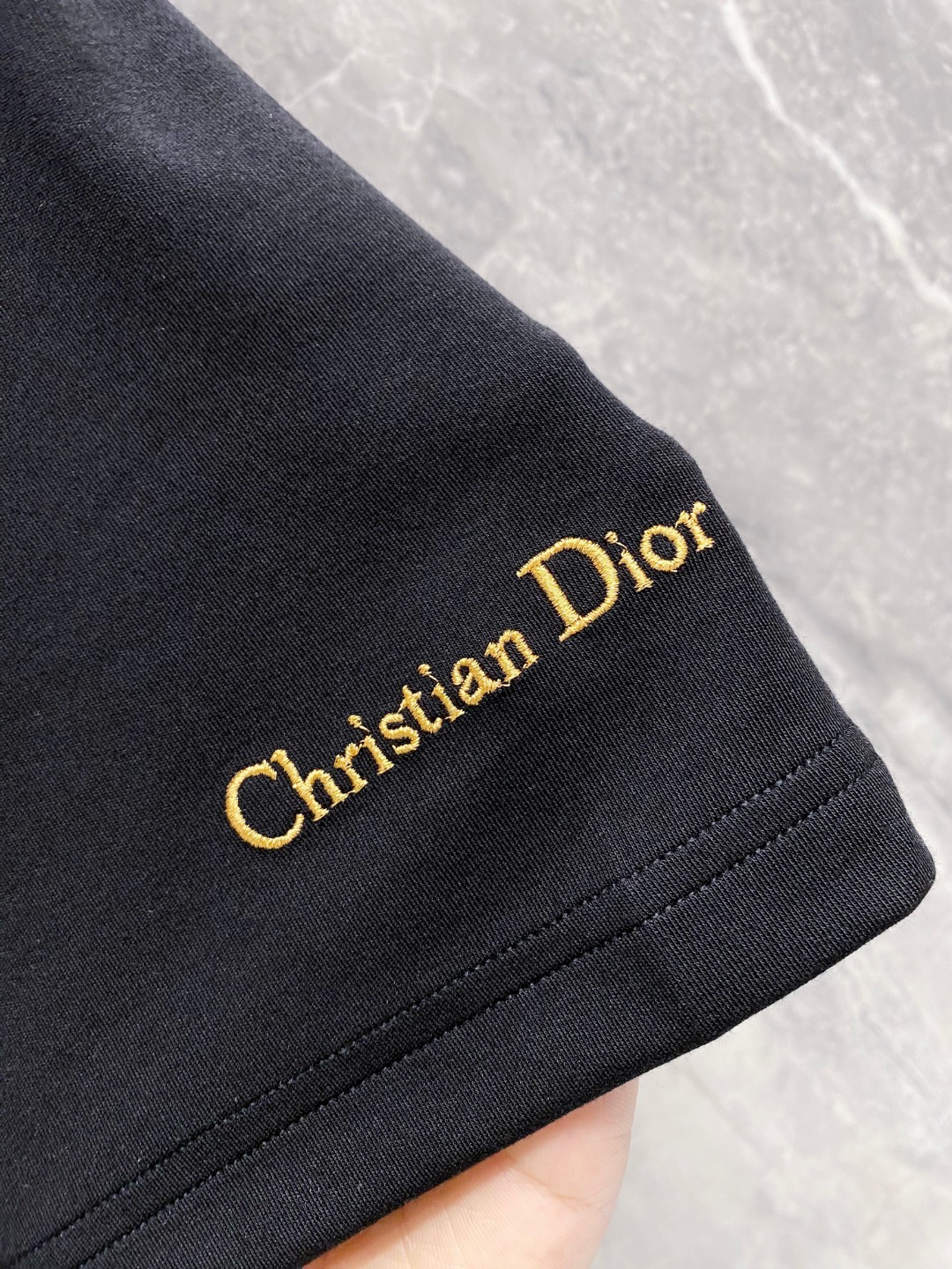 迪奥 2025秋冬 圆领刺绣短袖T恤打底衫 元素性的Logo徽章凸显休闲时尚魅力,依然独领时尚风骚.内搭