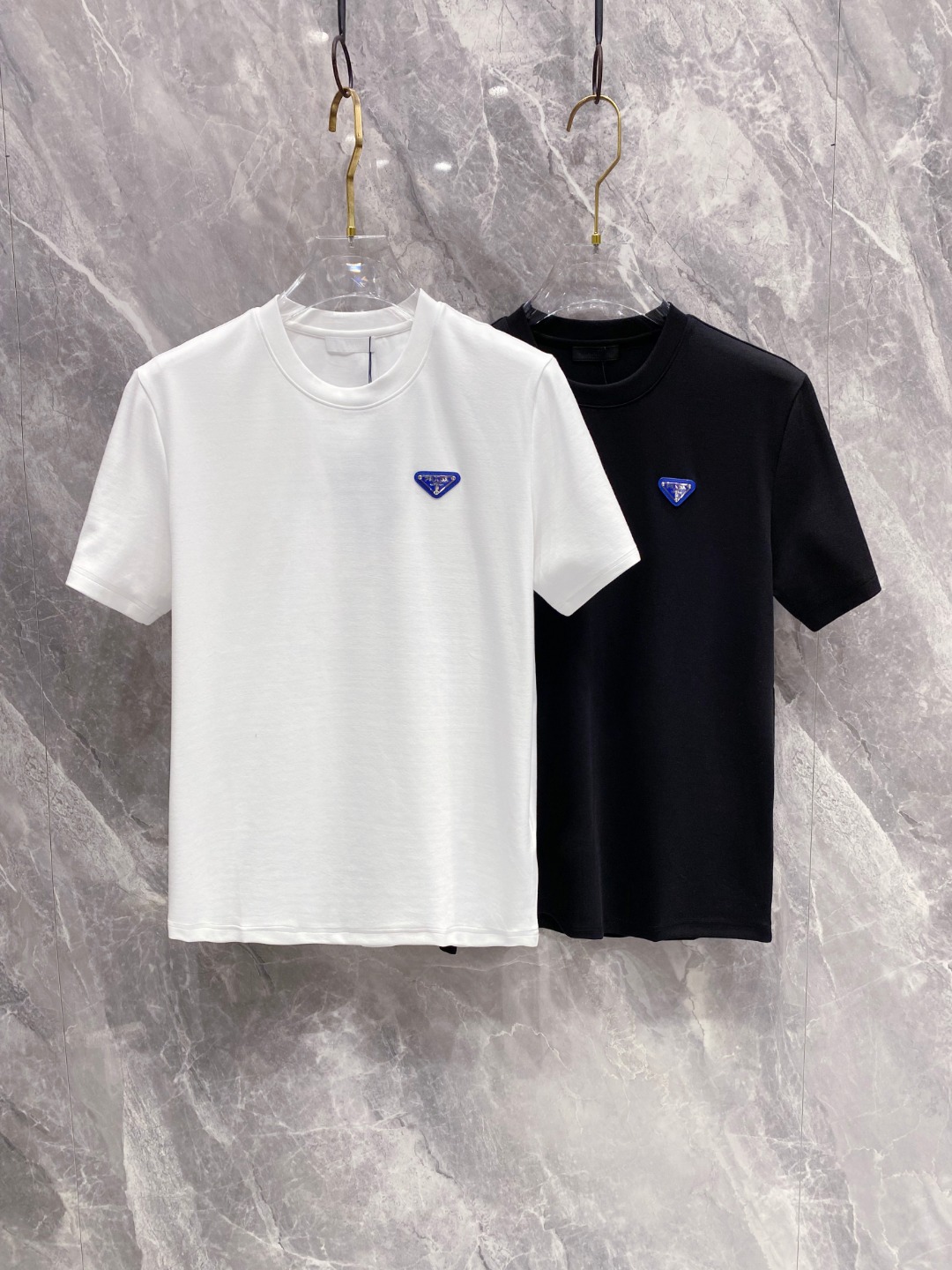 普拉达 2025秋冬 圆领刺绣短袖T恤打底衫 元素性的Logo徽章凸显休闲时尚魅力,依然独领时尚风骚.内