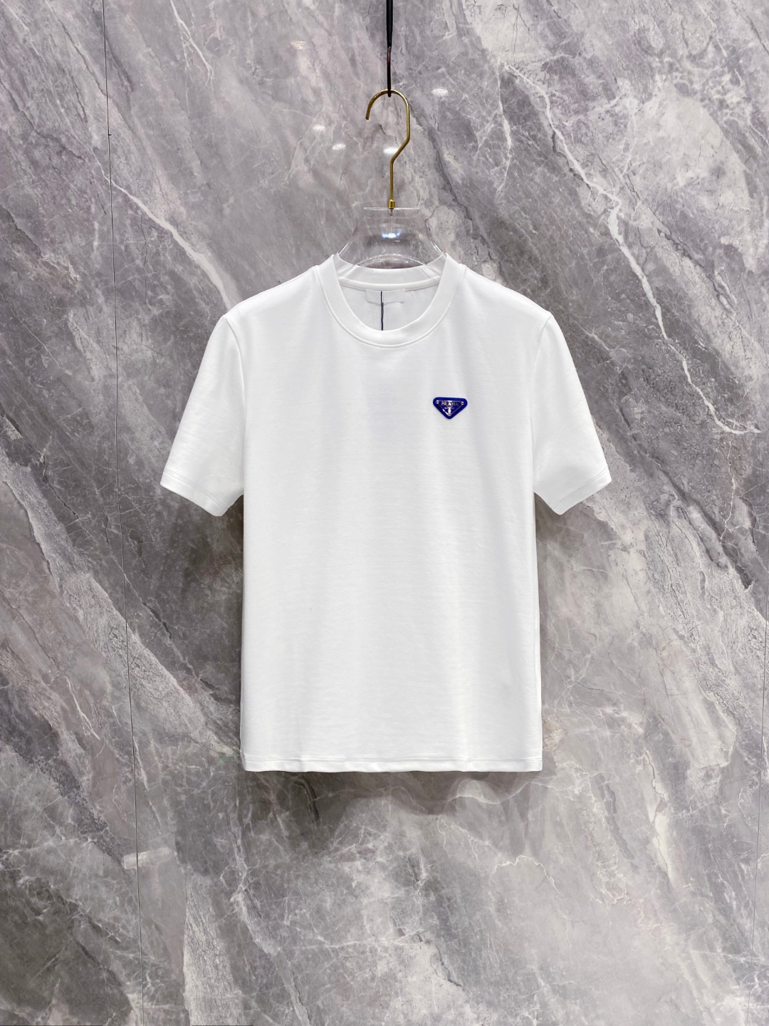 普拉达 2025秋冬 圆领刺绣短袖T恤打底衫 元素性的Logo徽章凸显休闲时尚魅力,依然独领时尚风骚.内