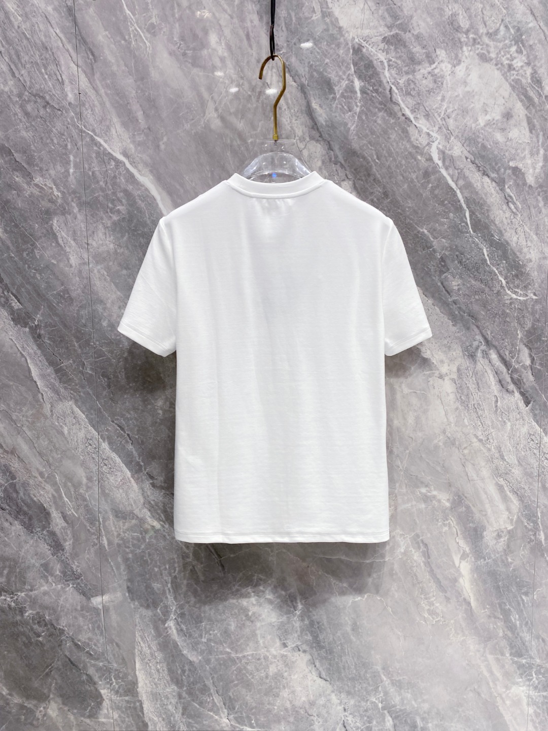 普拉达 2025秋冬 圆领刺绣短袖T恤打底衫 元素性的Logo徽章凸显休闲时尚魅力,依然独领时尚风骚.内