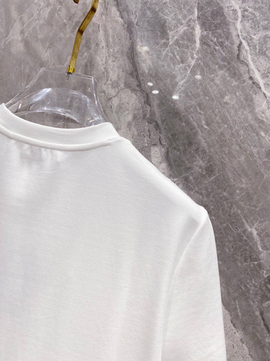 普拉达 2025秋冬 圆领刺绣短袖T恤打底衫 元素性的Logo徽章凸显休闲时尚魅力,依然独领时尚风骚.内